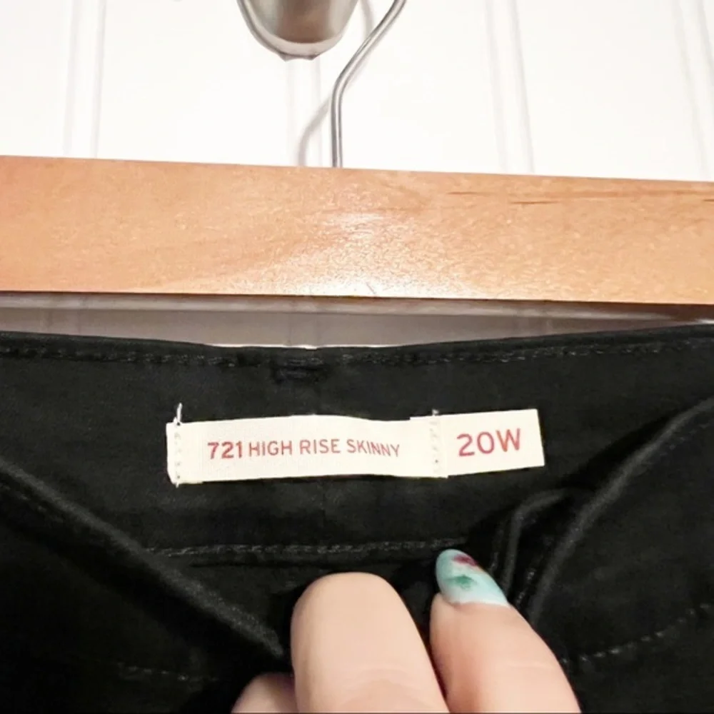 Levi’s 721 High Rise Skinny Jeans Black Close to the Edge